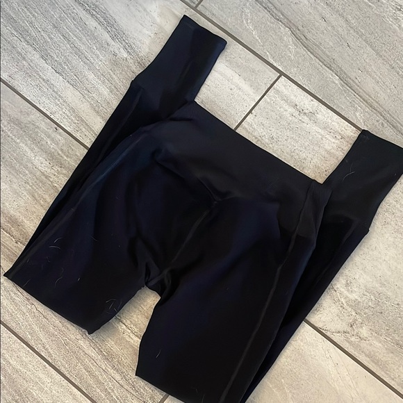 ALO Yoga Black Leggings - Picture 3 of 5